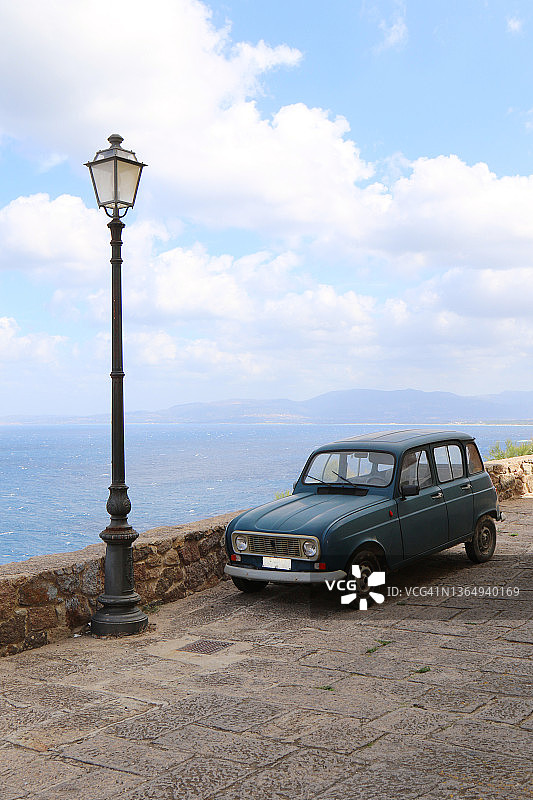 意大利撒丁岛卡斯泰尔萨尔多：老爷车与灯笼图片素材