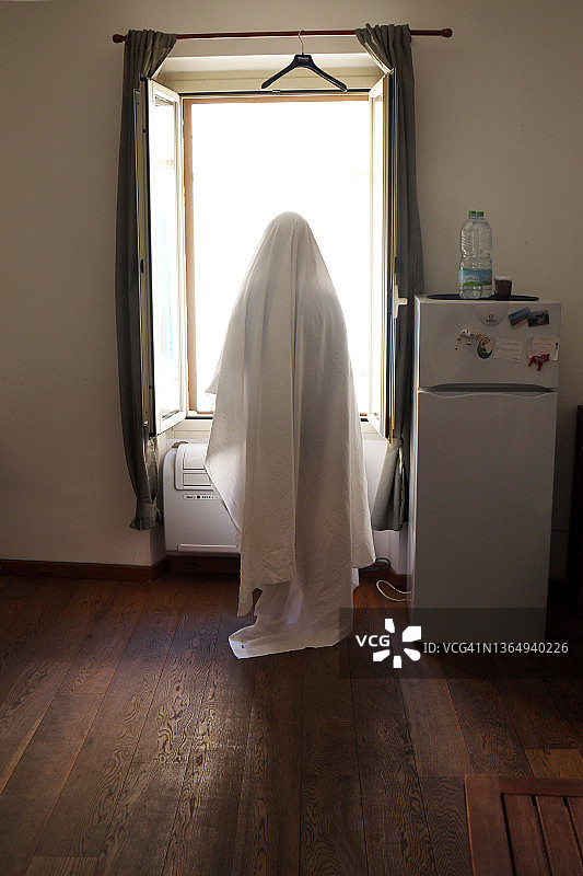 阿尔盖罗，撒丁岛，意大利 - 2018年9月29日：拿着床单的女人图片素材