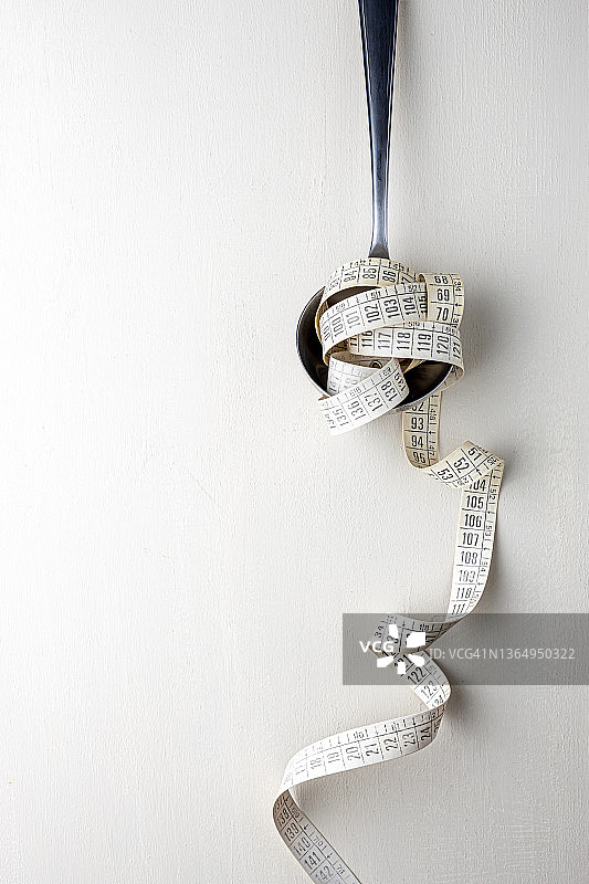 俯视拍摄：白色背景上的量具和勺子图片素材