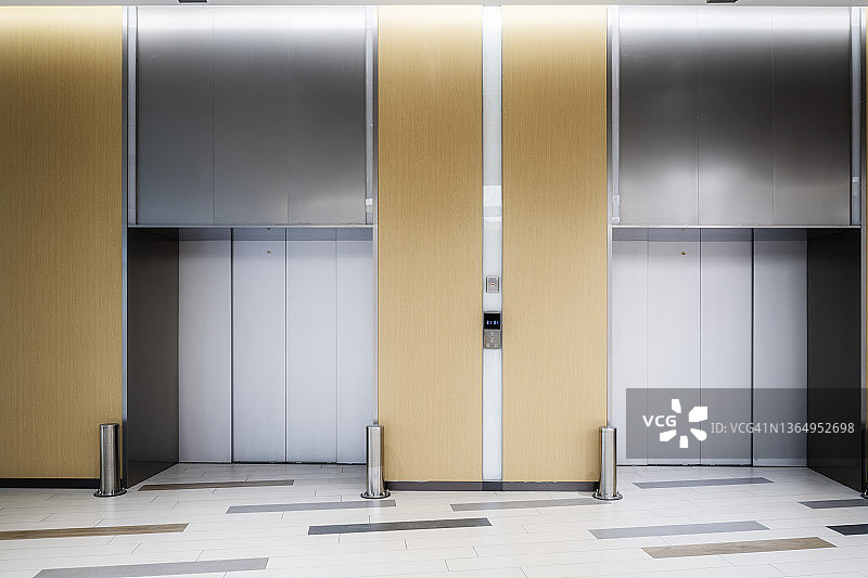 干净宽敞明亮的电梯门图片素材