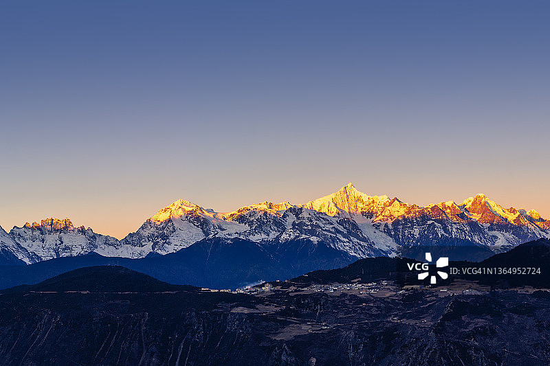 梅里雪山日出峰顶图片素材