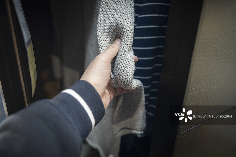 她手中拿着的柔软灰色围巾图片素材