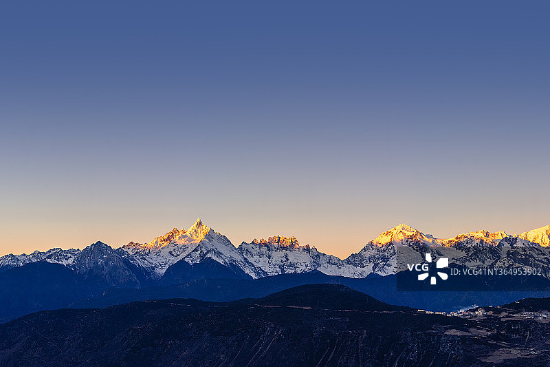 梅里雪山日出峰顶图片素材
