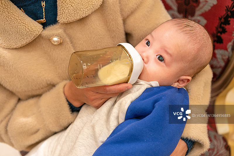 中国婴儿正在喝牛奶图片素材
