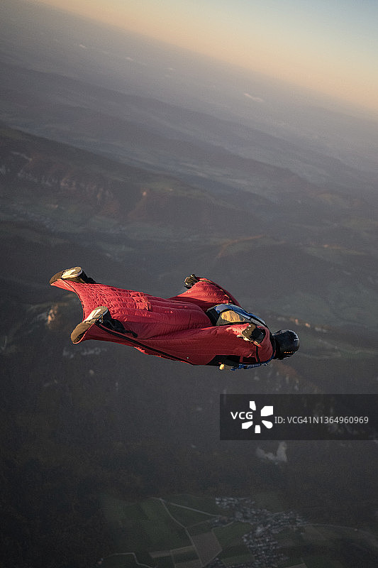 翼装飞行员翱翔于瑞士山地图片素材