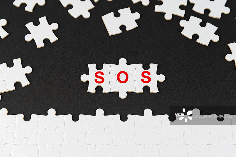 拼图上的SOS文本图片素材