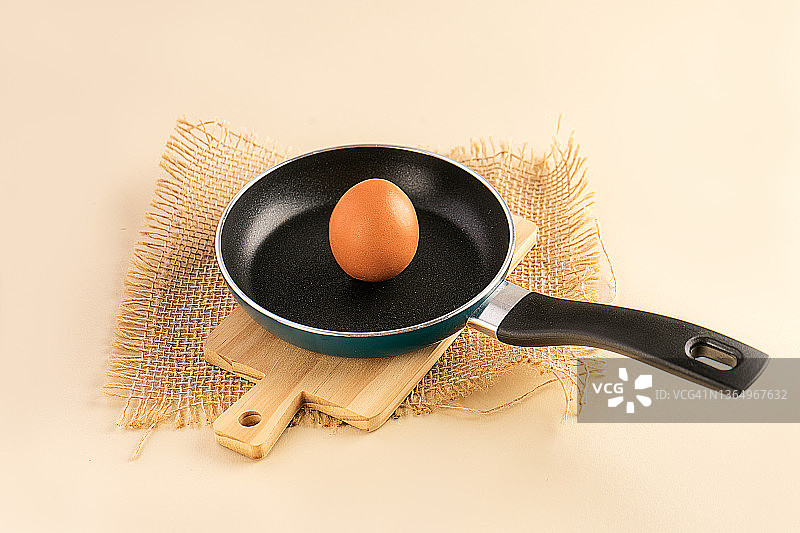 米色复活节彩蛋与麻布背景图片素材