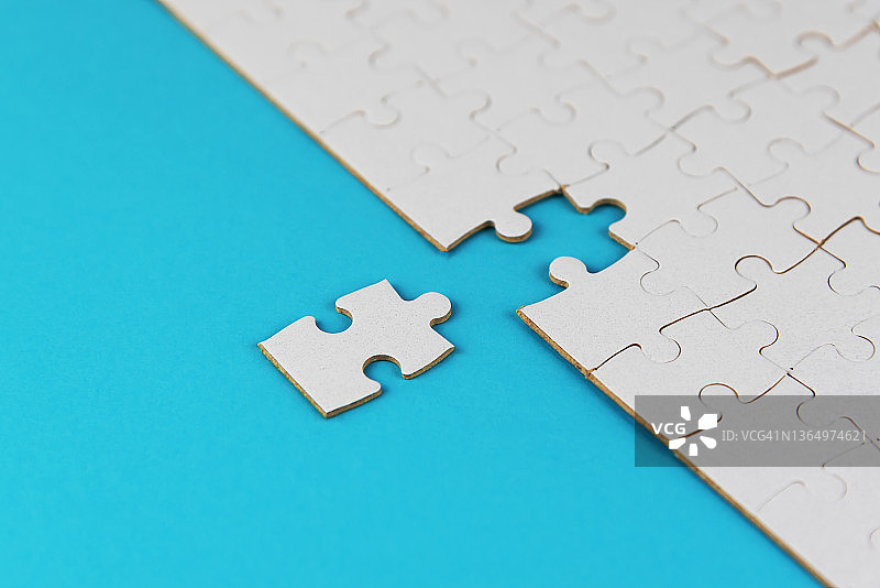 蓝色背景上的缺失拼图图片素材