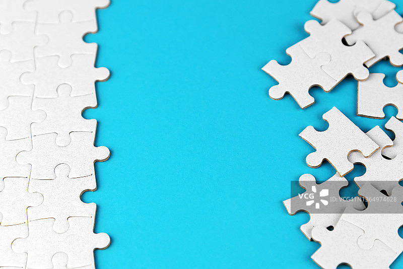 蓝色背景上的拼图块边框图片素材