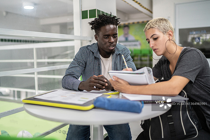 在学校一起学习的两个年轻人图片素材