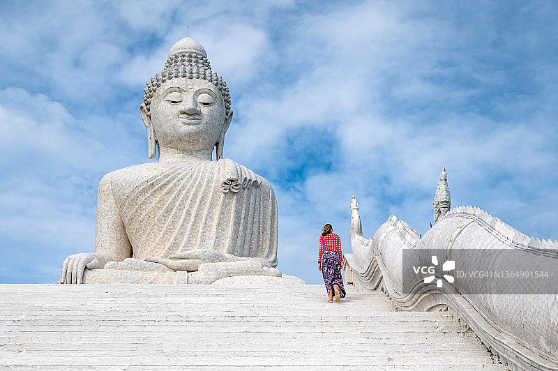 泰国普吉岛蓝色天空下的白色大理石大佛像图片素材