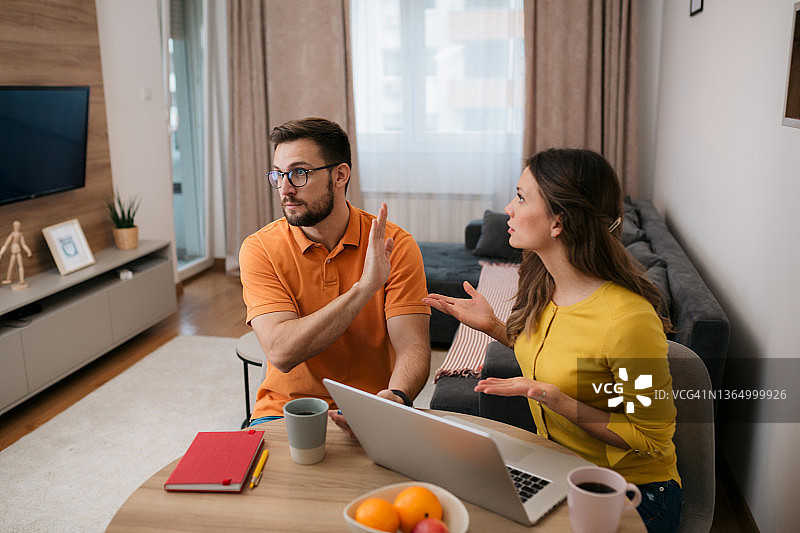 年轻的白人夫妇在家争吵图片素材