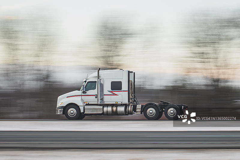 公路上的半挂卡车图片素材