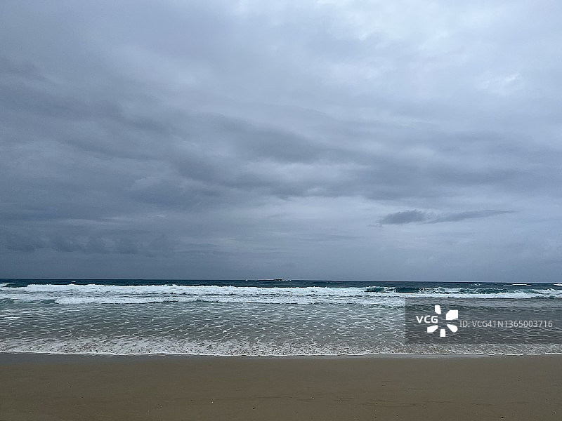 海浪和天空组成的海滩景色图片素材