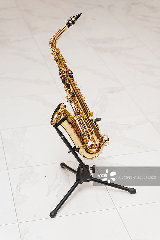 白色背景上的萨克斯管乐器图片素材