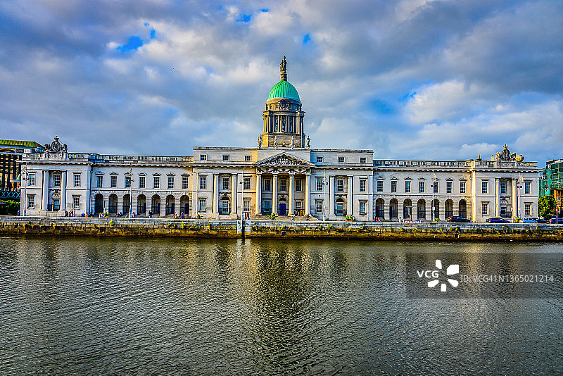 爱尔兰都柏林利菲河畔的历史悠久的爱尔兰海关大楼（建于1791年）图片素材