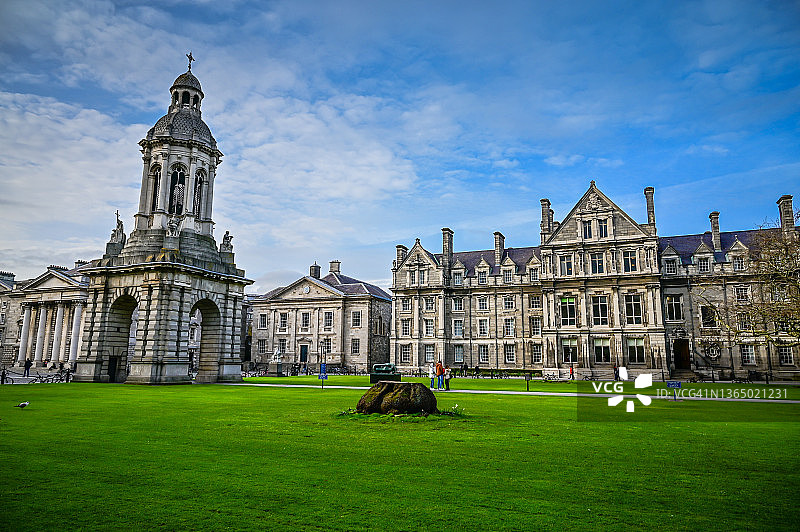 爱尔兰都柏林三一学院议会广场与钟楼图片素材