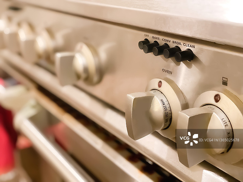 商用燃气灶的控制旋钮和烤箱的透视图图片素材