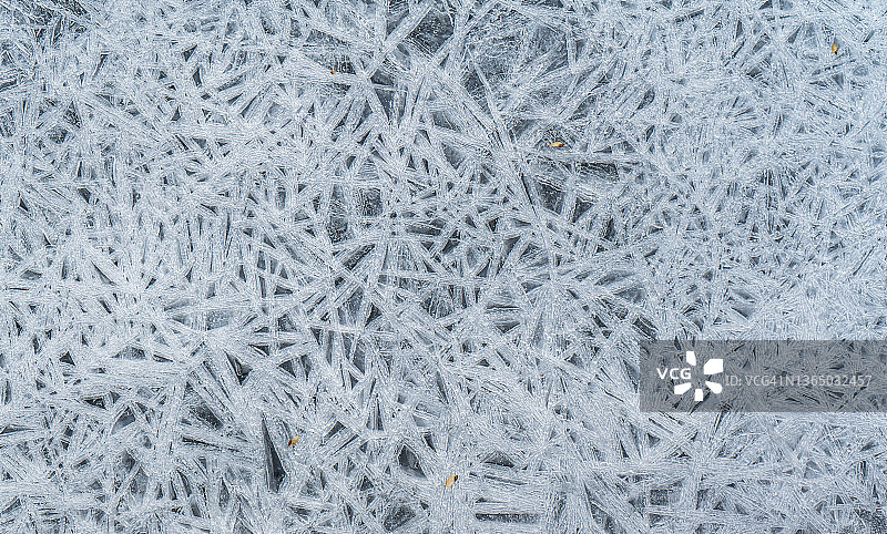 冰冻小溪表面的结晶冰纹图片素材