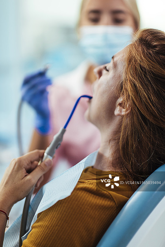 彻底清洁她的牙齿图片素材