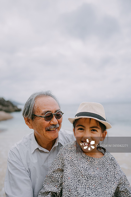 祖孙在海滩上玩耍图片素材