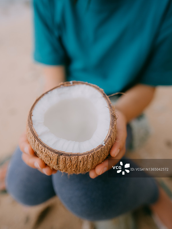 手捧打开的椰子，冲绳县石垣岛，日本图片素材