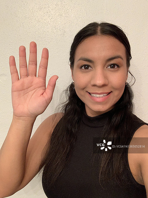 举起手的女人特写图片素材