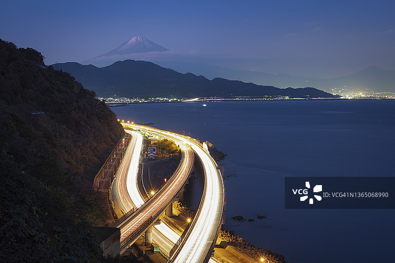 傍晚时分，东名高速公路和1号清心绕行线上的富士山和光轨图片素材