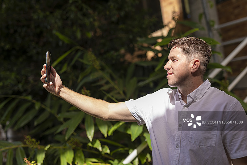 男人用手机进行视频通话图片素材