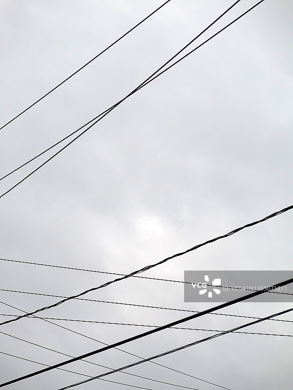 蒙特利尔的架空电缆和天空图片素材
