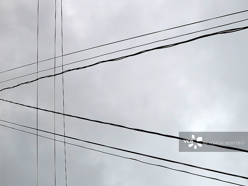 蒙特利尔的电缆和多云天空图片素材