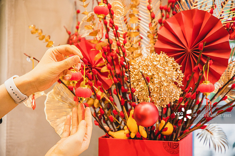 女子装饰中国新年主题花卉宴会图片素材