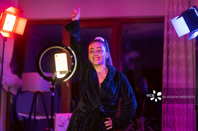 年轻女子在社交媒体上直播她的舞蹈表演图片素材