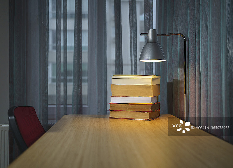 书立在家里的桌子上图片素材
