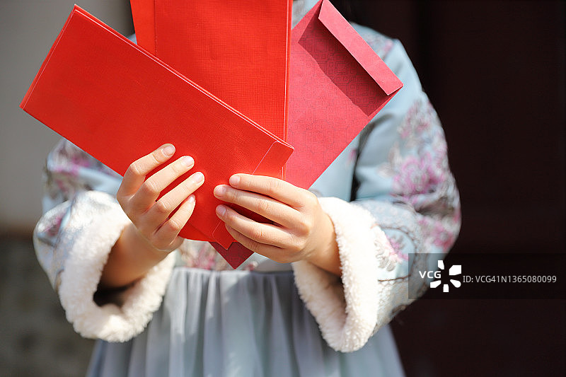 两个亚洲双胞胎女孩穿着旗袍在寺庙前拜年图片素材