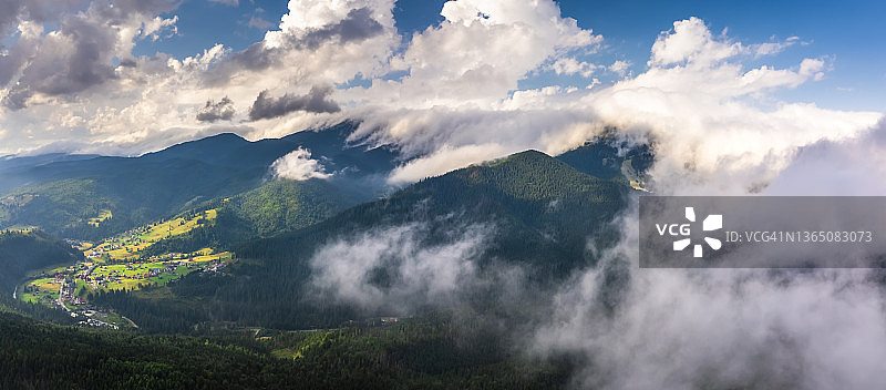 多云天气下的美丽山景航拍，徒步登山旅游图片素材