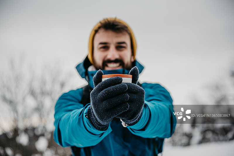 冬季徒步旅行时来一杯热茶图片素材