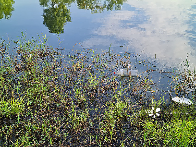 河流中的塑料瓶碎片图片素材
