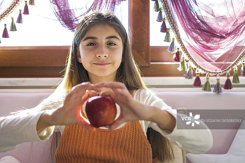 拿着苹果的漂亮女孩，为了健康的生活方式图片素材