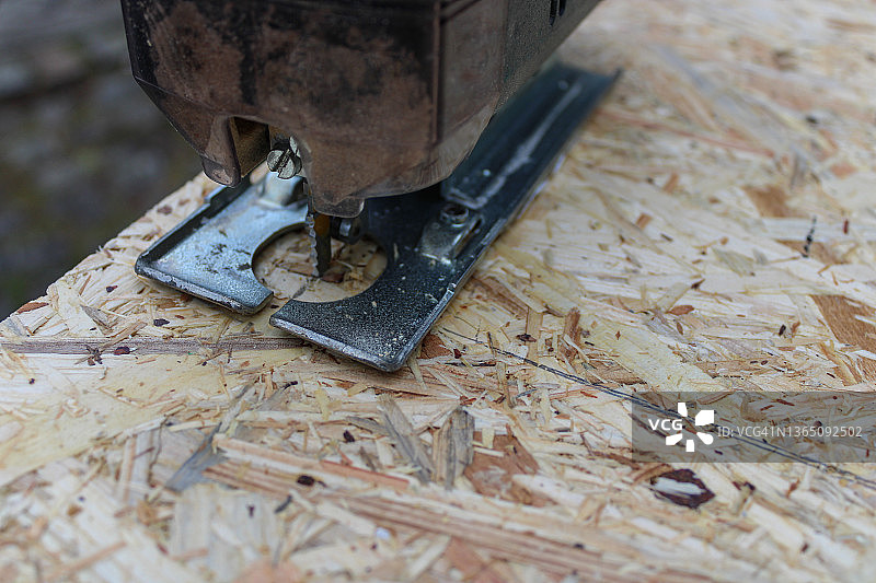 用电动拼图锯切割胶合板图片素材