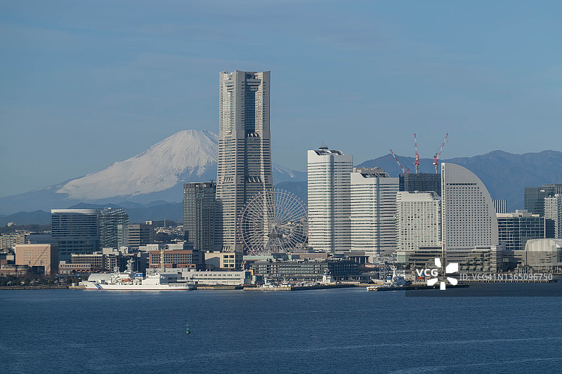 白雪皑皑的富士山和日本横滨市图片素材