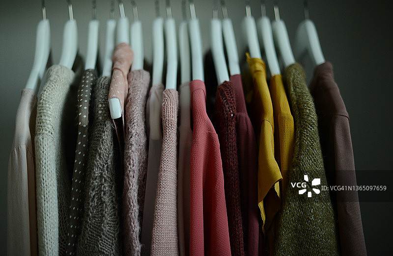 一排不同颜色的衬衫，按颜色排列图片素材