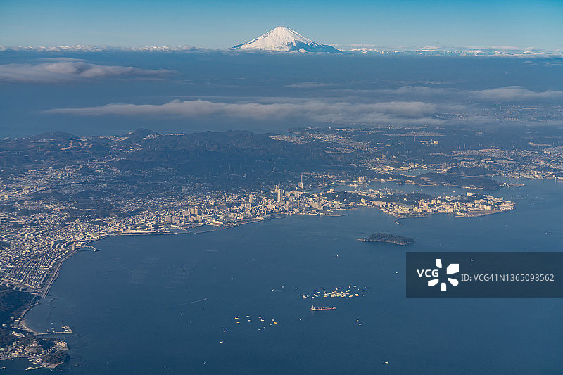 飞机航拍日本神奈川县横须贺市及富士山雪景图片素材