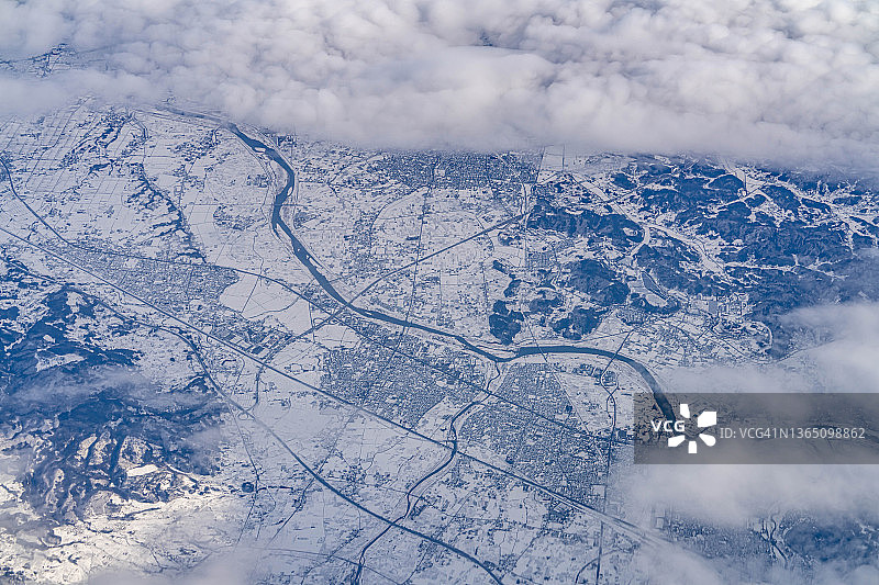 飞机航拍视角下的日本福岛市、伊达市和郡里町图片素材