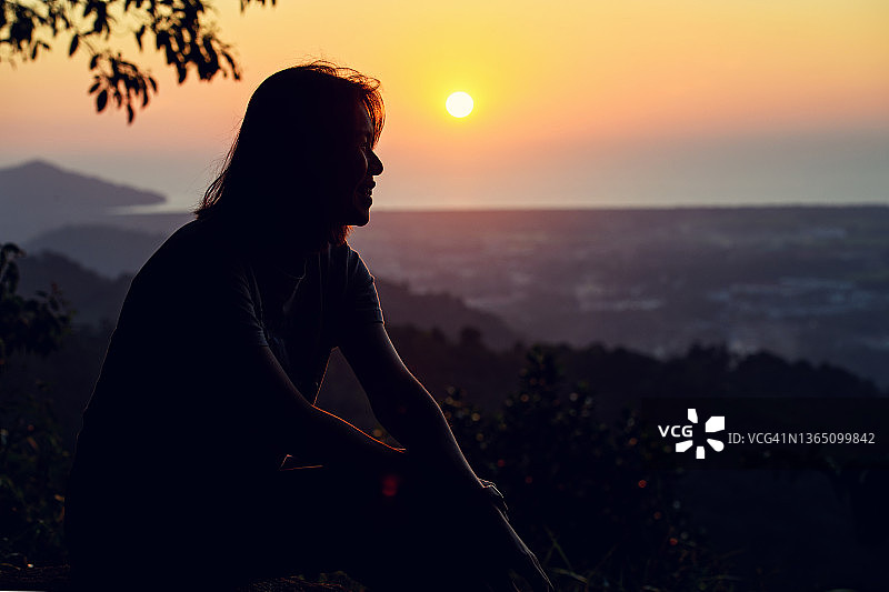 日落时分眺望海景的女人图片素材