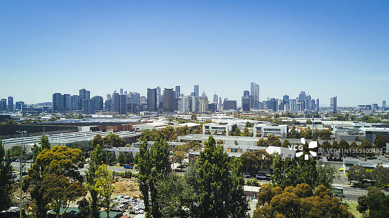 阳光明媚的墨尔本城市天际线和墨尔本港工业区航拍图片素材