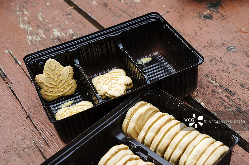 加拿大公园长椅上的枫叶味饼干图片素材