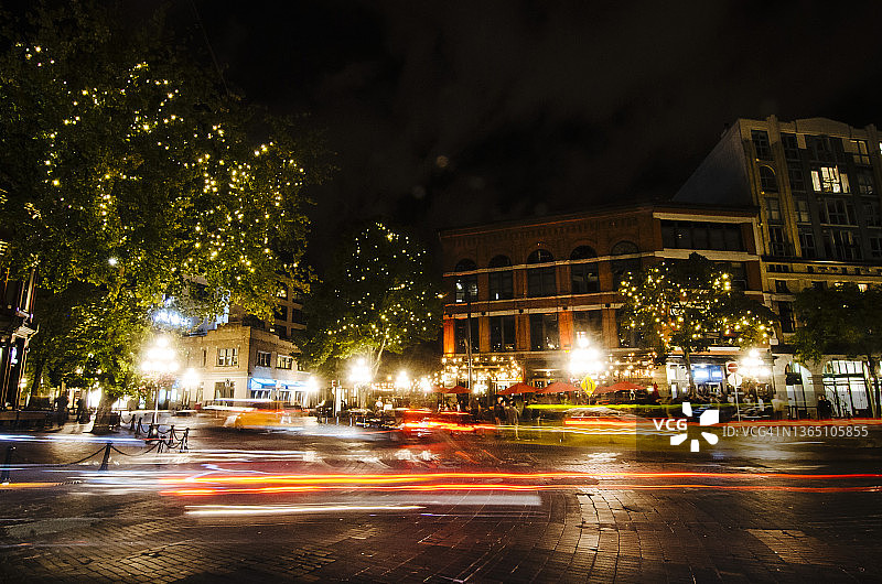 加拿大盖斯镇的城市街道夜景，灯光轨迹和节日彩灯图片素材