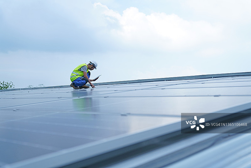 维护工程师检查太阳能电池板效率图片素材