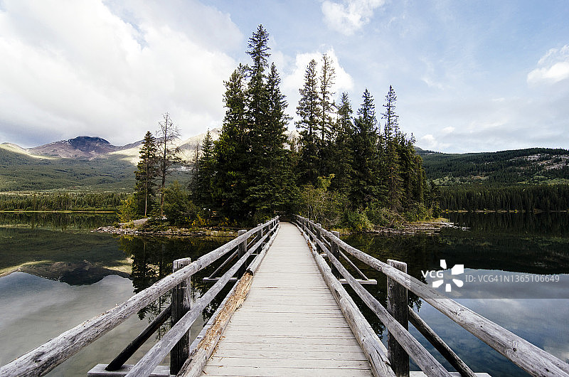 加拿大落基山脉金字塔湖的金字塔岛桥图片素材